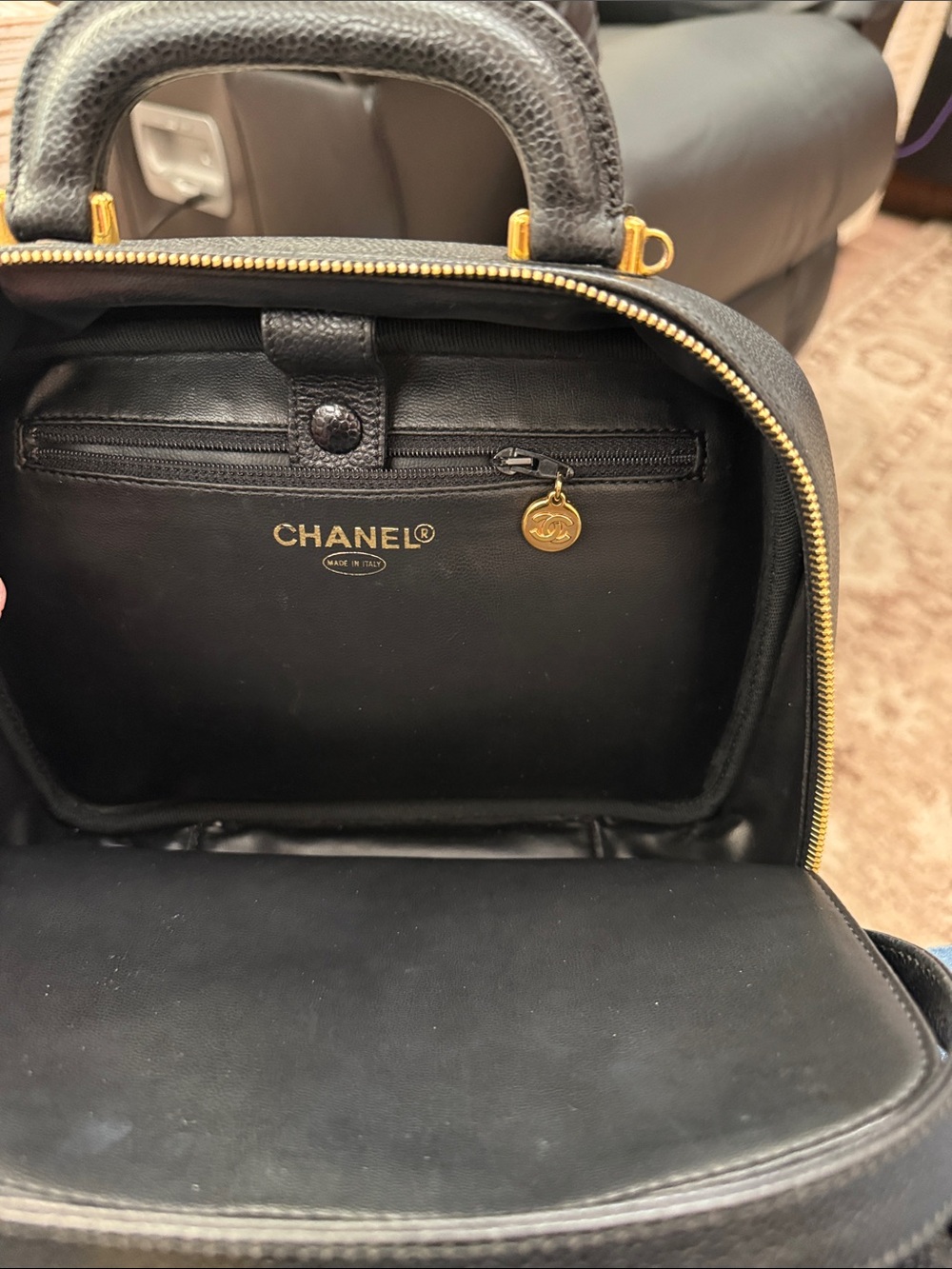 Pre owned luxury CHANEL Black Quilted CC Vanity Bag with Gold Hardware - Picture 9 of 12